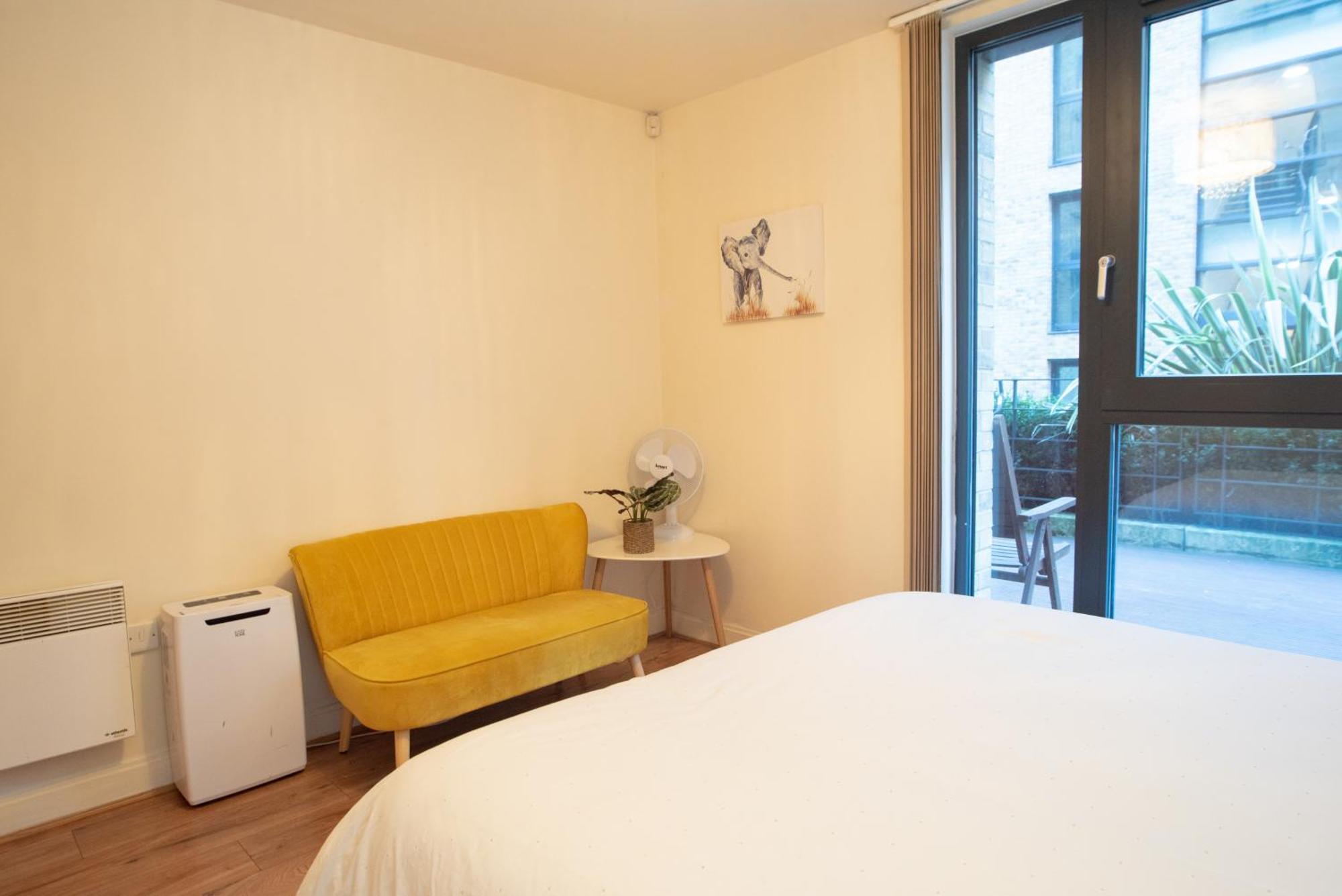 Spacious 1 Bed Apartment With Workspace, Coffee & Free Secure Parking Birmingham Extérieur photo