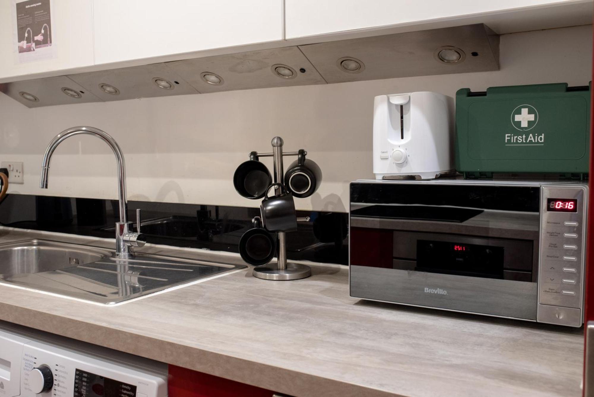Spacious 1 Bed Apartment With Workspace, Coffee & Free Secure Parking Birmingham Extérieur photo