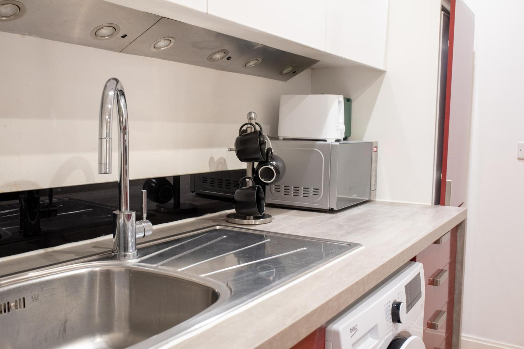 Spacious 1 Bed Apartment With Workspace, Coffee & Free Secure Parking Birmingham Extérieur photo