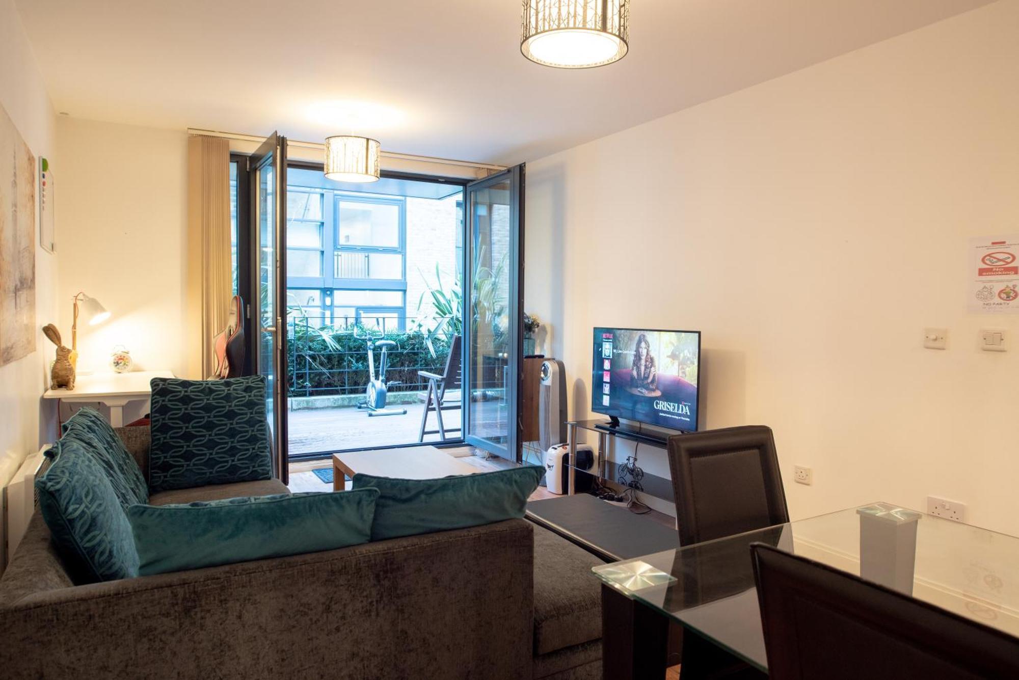 Spacious 1 Bed Apartment With Workspace, Coffee & Free Secure Parking Birmingham Extérieur photo